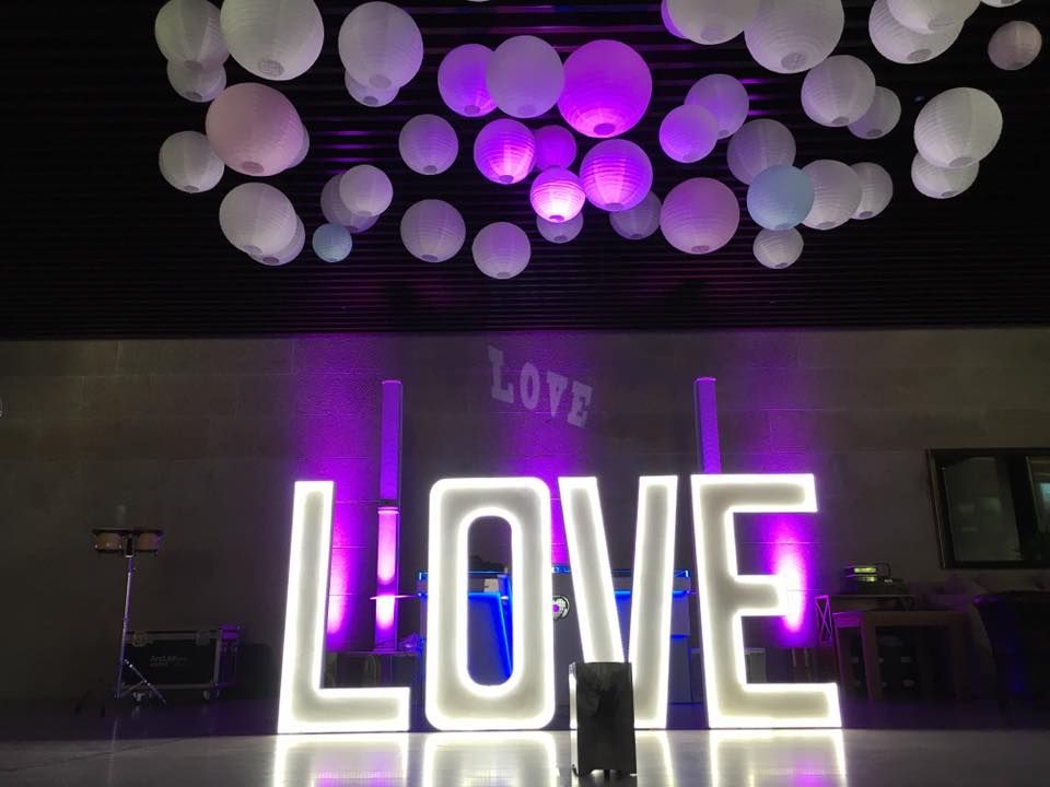 Alquiler de letras y piezas luminosas para eventos: Decoración de eventos de DeMadera Chic Alquiler de letras y piezas luminosas para eventos: Decoración de eventos de DeMadera Chic