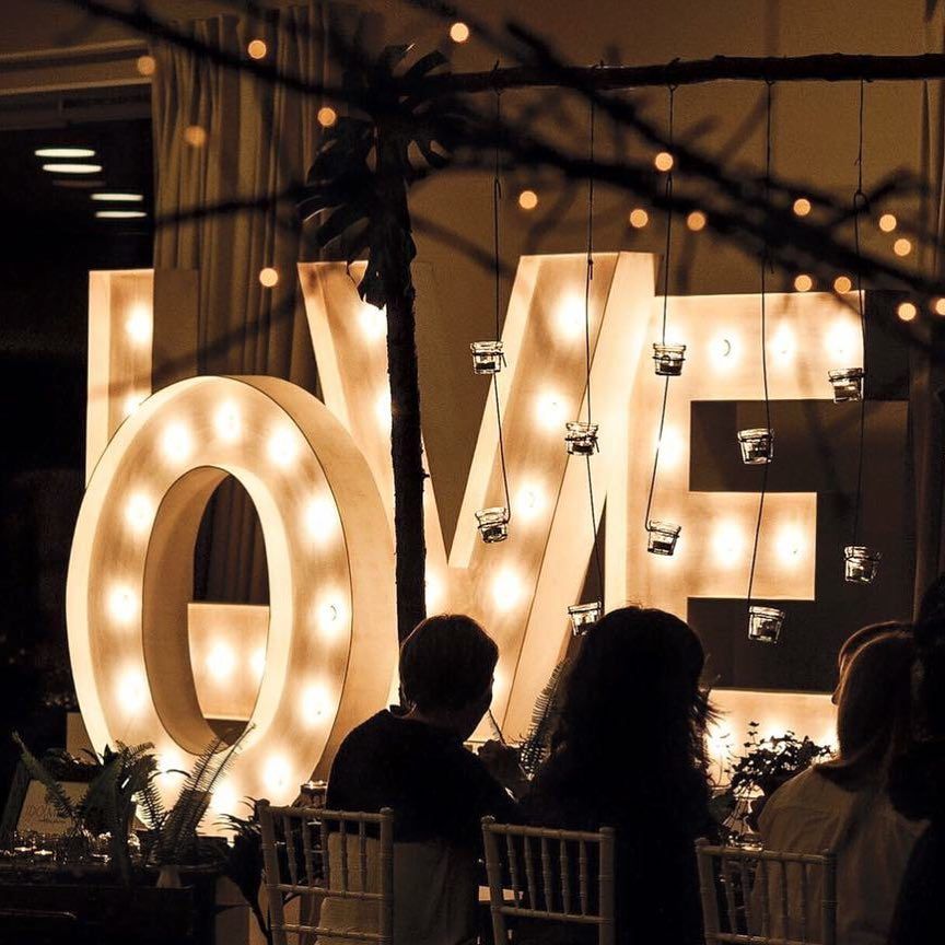 Composición LOVE con bombillas: Decoración de eventos de DeMadera Chic Composición LOVE con bombillas: Decoración de eventos de DeMadera Chic