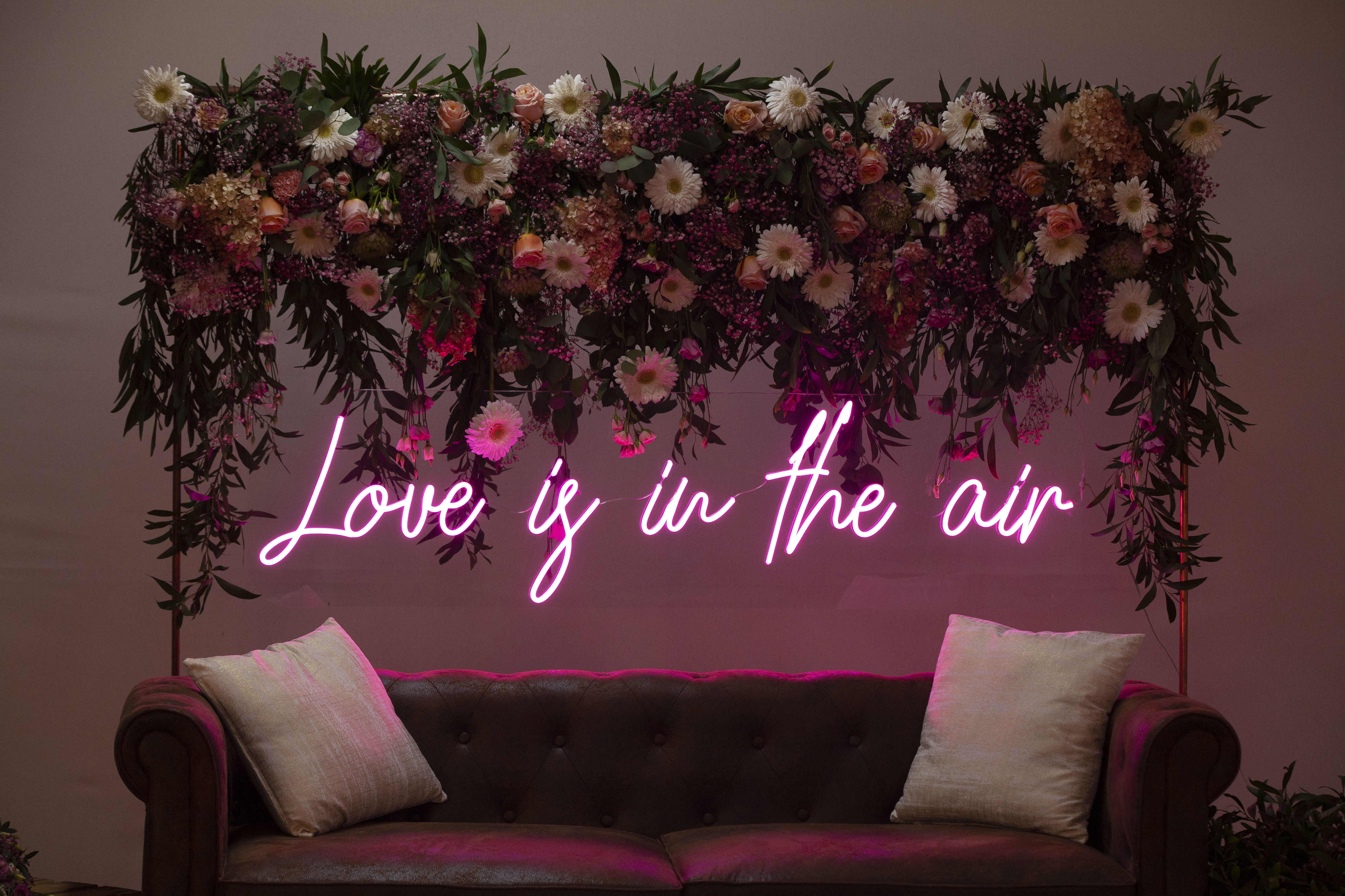 Neón LOVE IS IN THE AIR: Decoración de eventos de DeMadera Chic Neón LOVE IS IN THE AIR: Decoración de eventos de DeMadera Chic