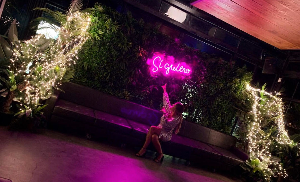 Neón SI QUIERO: Decoración de eventos de DeMadera Chic Neón SI QUIERO: Decoración de eventos de DeMadera Chic