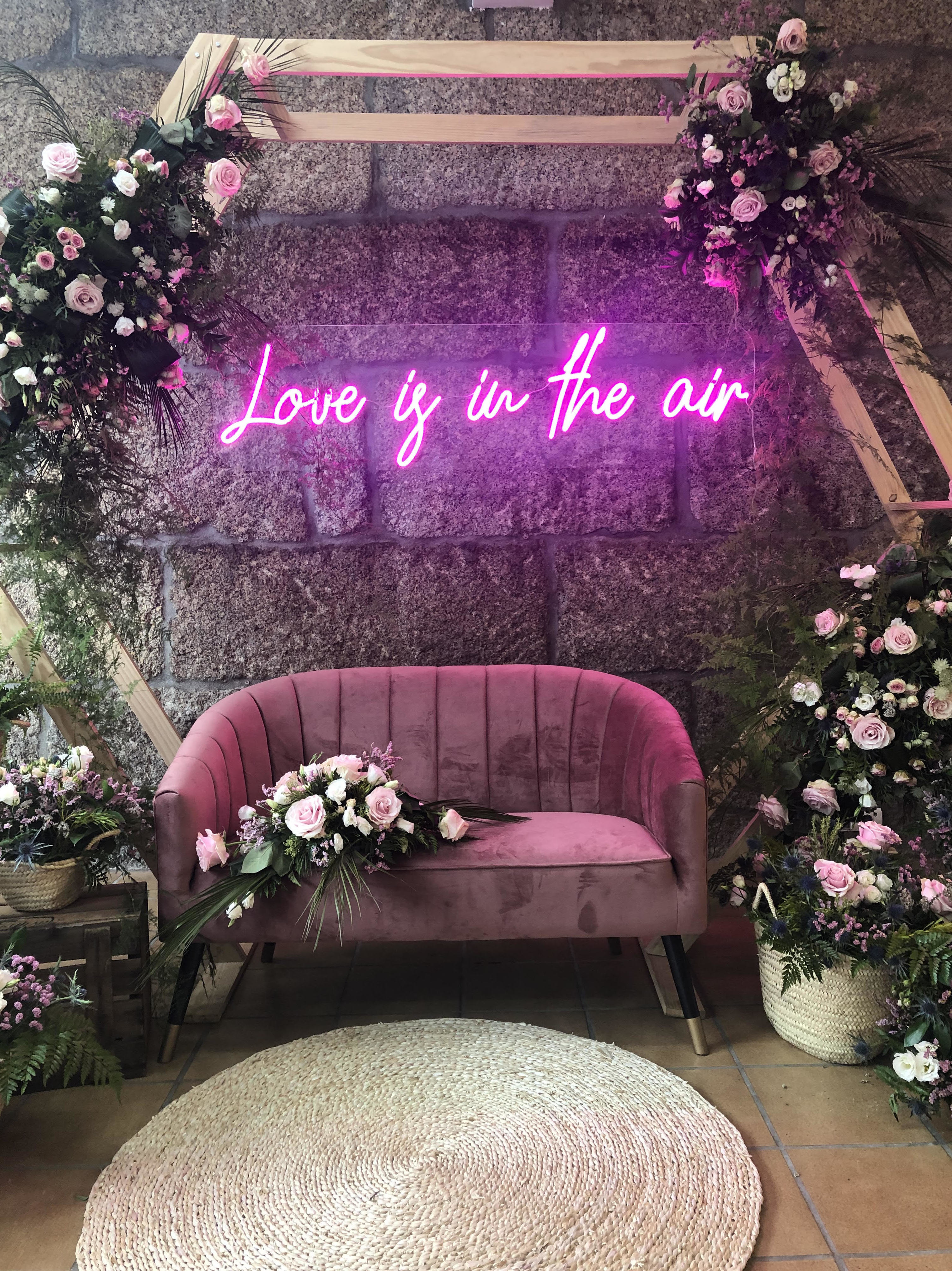 Neón Love is in the air: Decoración de eventos de DeMadera Chic Neón Love is in the air: Decoración de eventos de DeMadera Chic