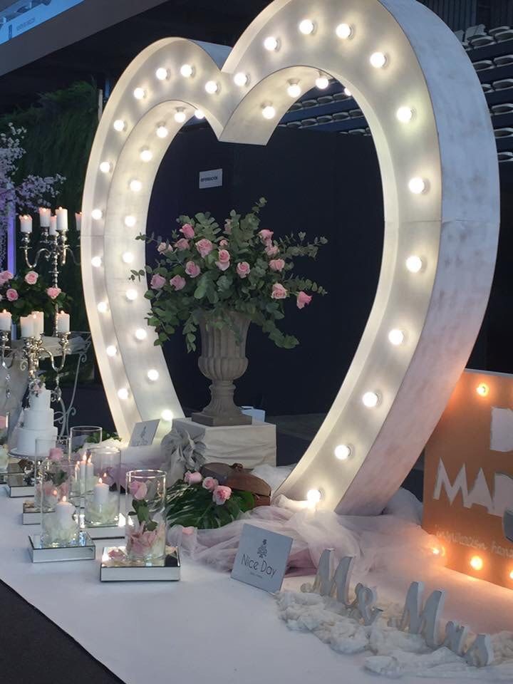 Corazón luminoso con bombillas: Decoración de eventos de DeMadera Chic Corazón luminoso con bombillas: Decoración de eventos de DeMadera Chic