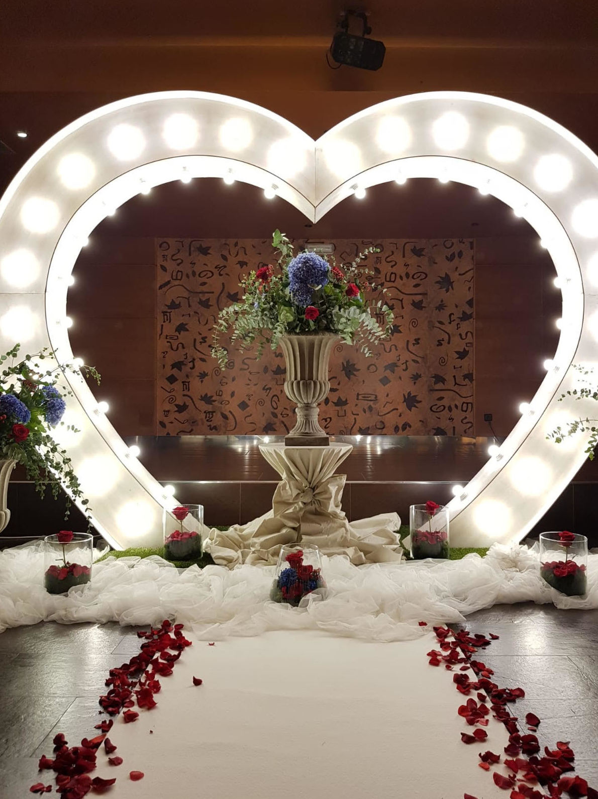 Corazón luminoso con bombillas: Decoración de eventos de DeMadera Chic Corazón luminoso con bombillas: Decoración de eventos de DeMadera Chic