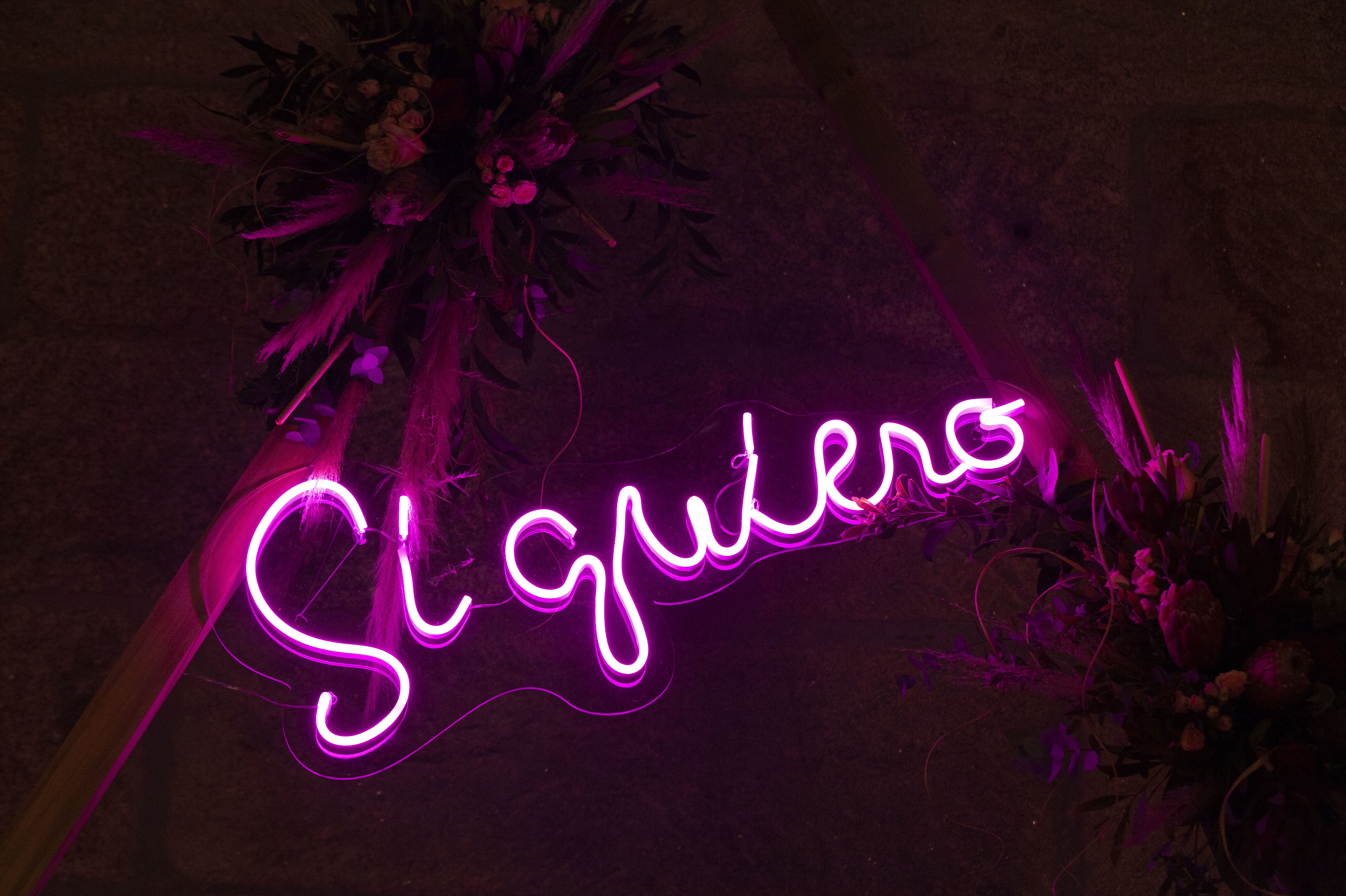 Neón SI QUIERO: Decoración de eventos de DeMadera Chic Neón SI QUIERO: Decoración de eventos de DeMadera Chic