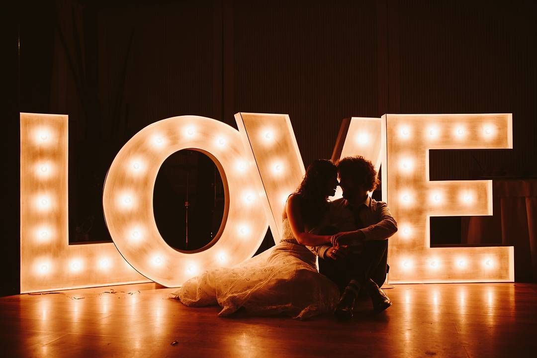 Composición LOVE con bombillas: Decoración de eventos de DeMadera Chic Composición LOVE con bombillas: Decoración de eventos de DeMadera Chic