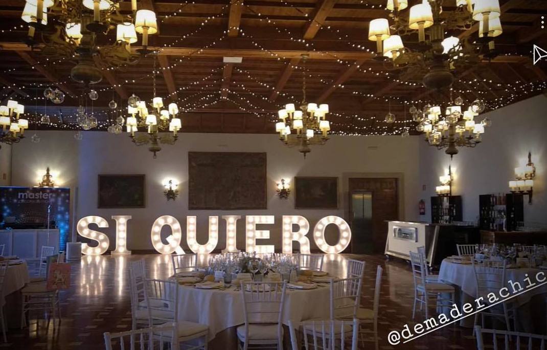 Composición SI QUIERO con bombillas: Decoración de eventos de DeMadera Chic Composición SI QUIERO con bombillas: Decoración de eventos de DeMadera Chic