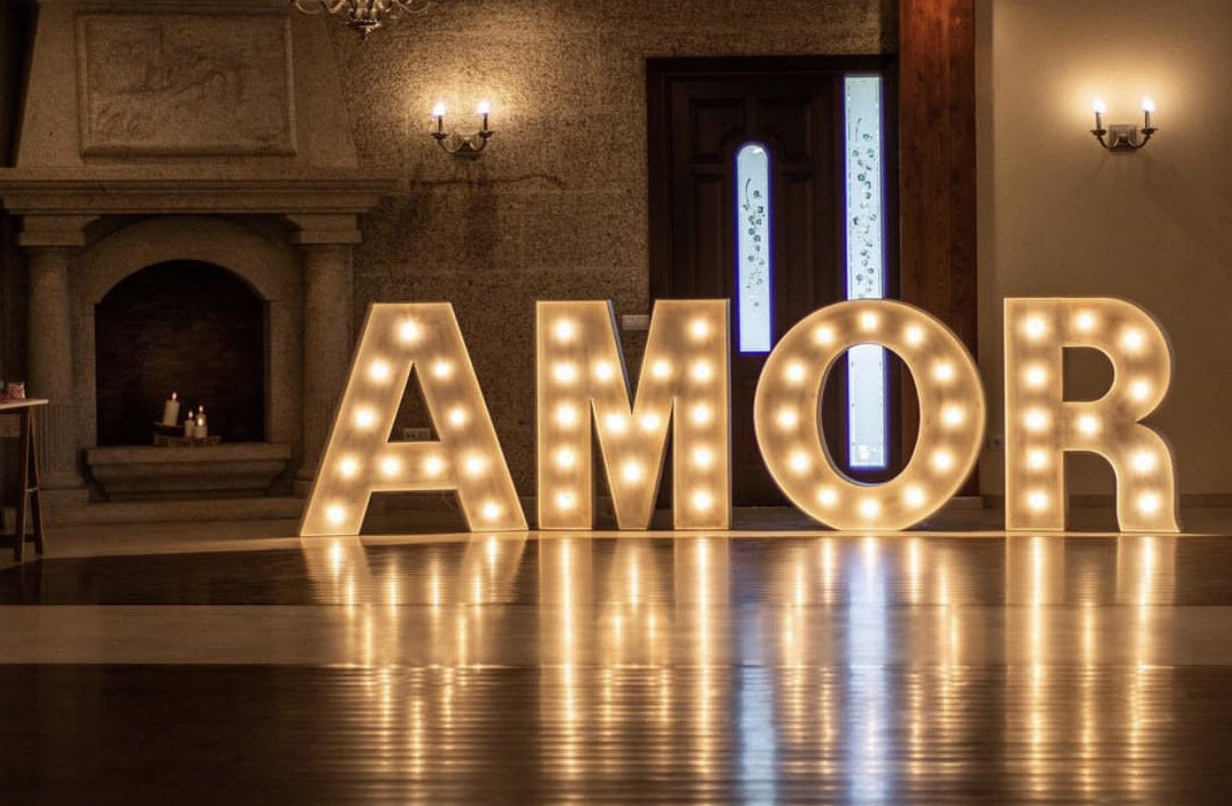 Composición AMOR con bombillas: Decoración de eventos de DeMadera Chic Composición AMOR con bombillas: Decoración de eventos de DeMadera Chic