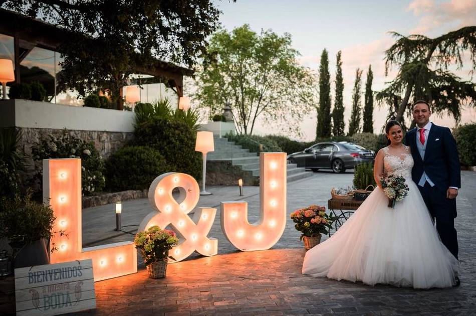 Alquiler de letras y piezas luminosas para eventos: Decoración de eventos de DeMadera Chic Alquiler de letras y piezas luminosas para eventos: Decoración de eventos de DeMadera Chic