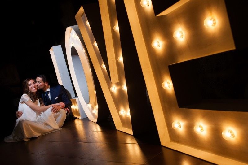 Alquiler de letras y piezas luminosas para eventos: Decoración de eventos de DeMadera Chic Alquiler de letras y piezas luminosas para eventos: Decoración de eventos de DeMadera Chic