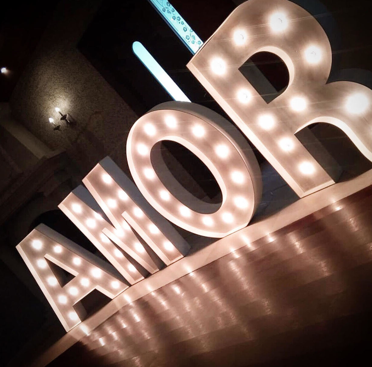 Composición AMOR con bombillas: Decoración de eventos de DeMadera Chic Composición AMOR con bombillas: Decoración de eventos de DeMadera Chic