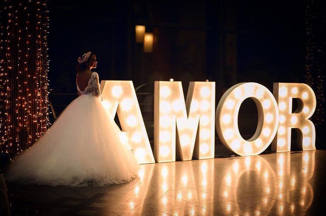 Alquiler de letras y piezas luminosas para eventos: Decoración de eventos de DeMadera Chic Alquiler de letras y piezas luminosas para eventos: Decoración de eventos de DeMadera Chic