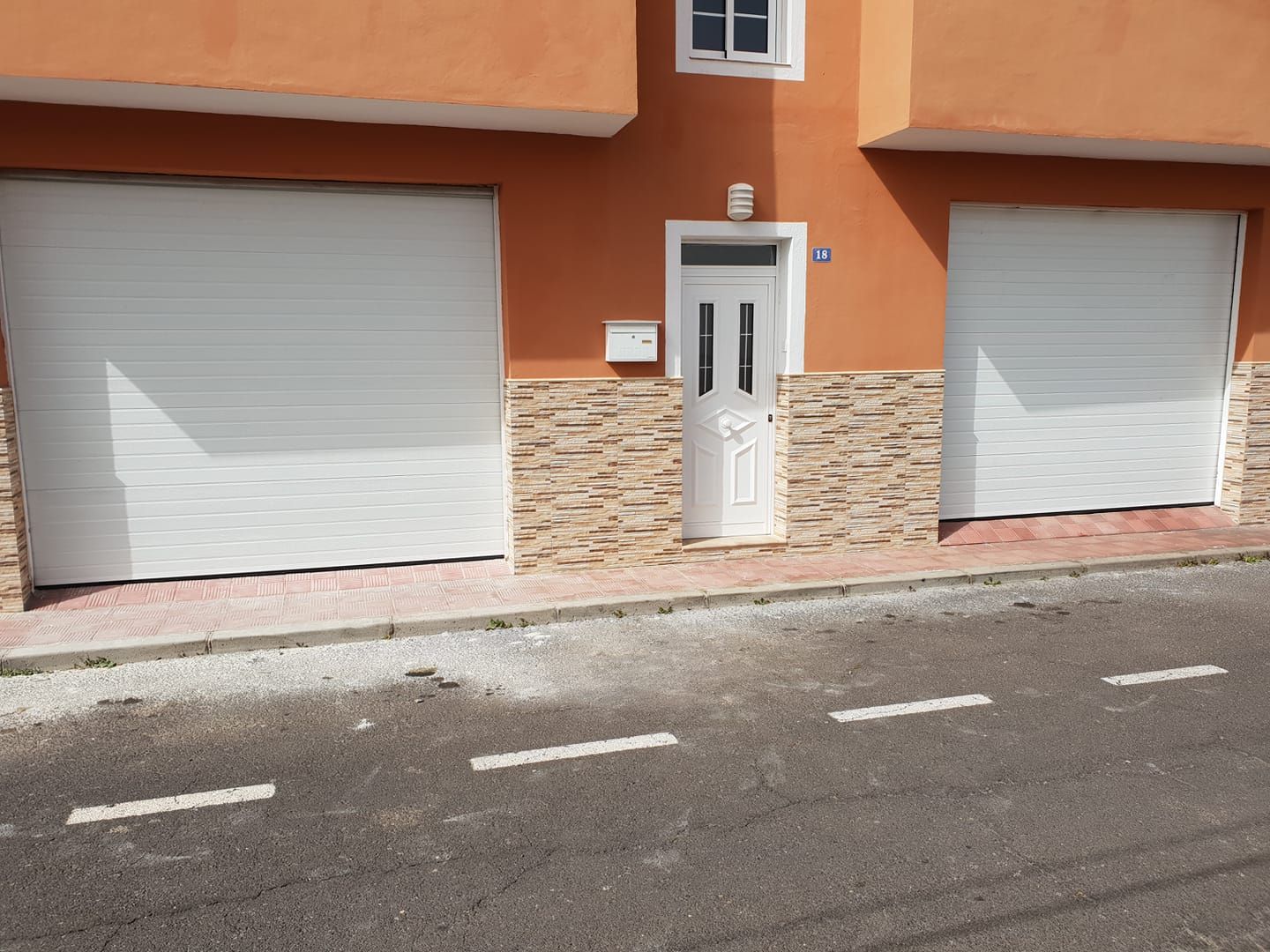 Descubre las ventajas de las puertas de garaje seccionales de Tenerife