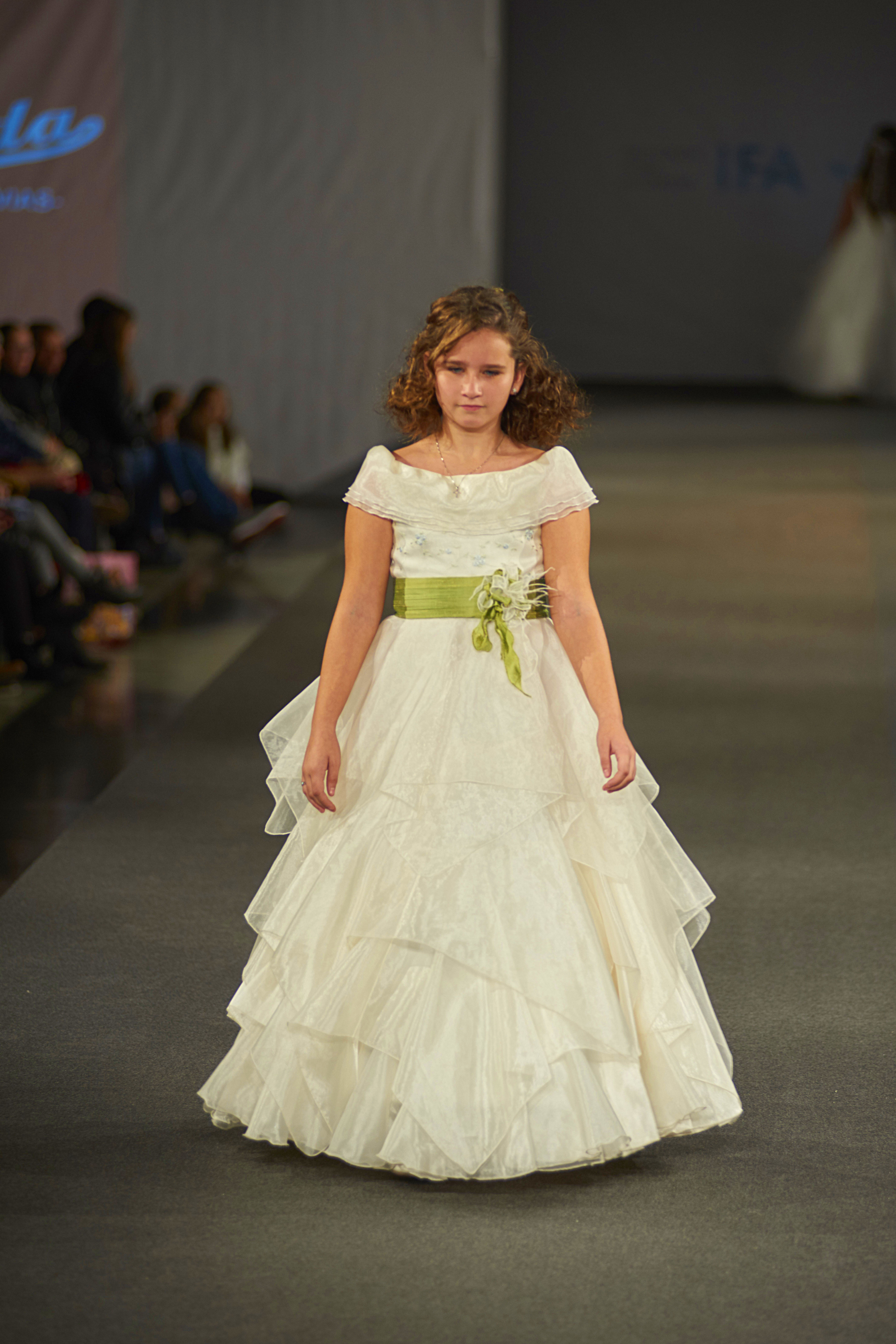 Modelo Moly en organza, con el fajín color verde Modelo Moly en organza, con el fajín color verde