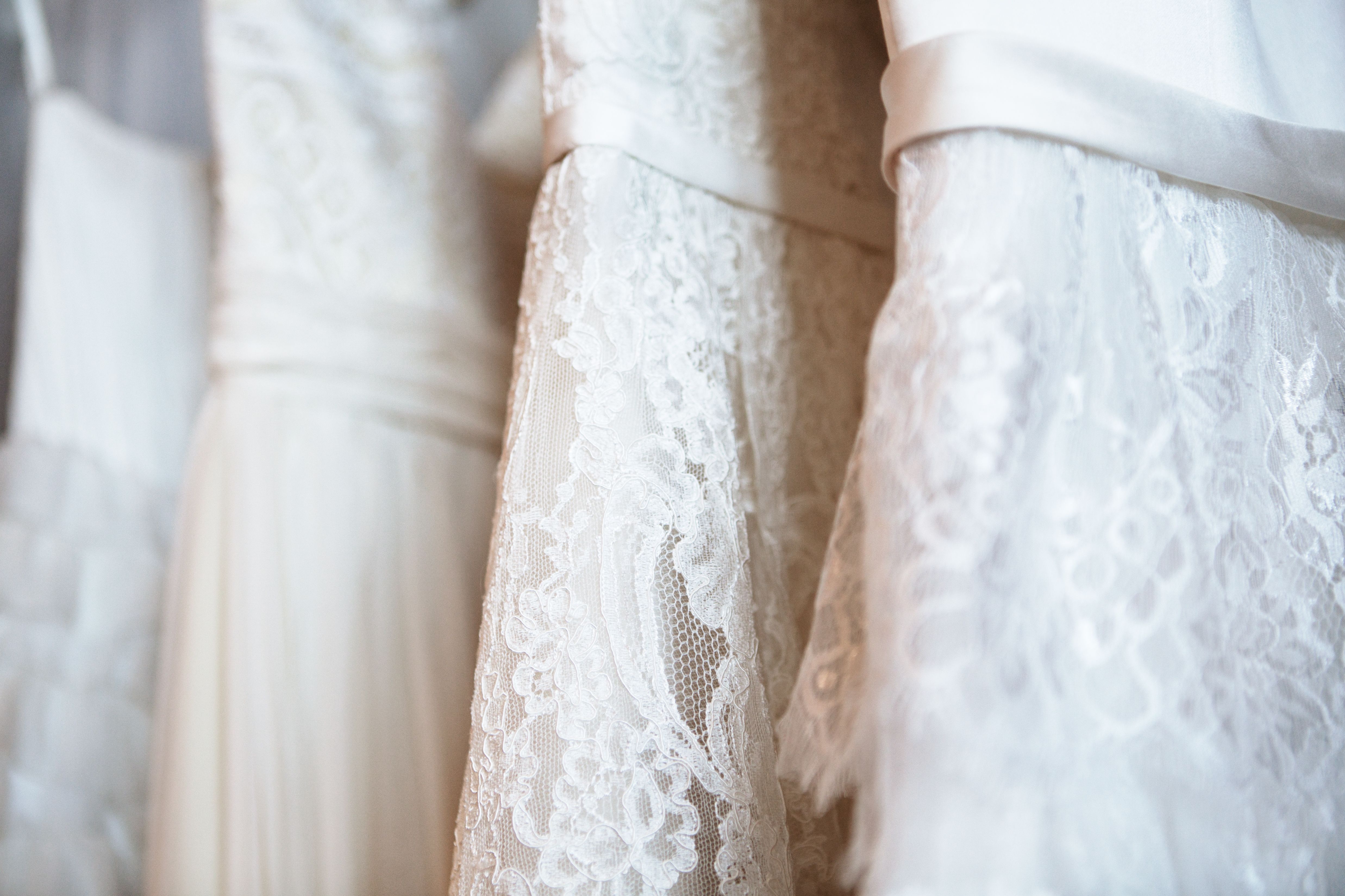 Limpieza de trajes de novia, comunión y cristianar: Prestaciones de Tintorería Urquiza Limpieza de trajes de novia, comunión y cristianar: Prestaciones de Tintorería Urquiza