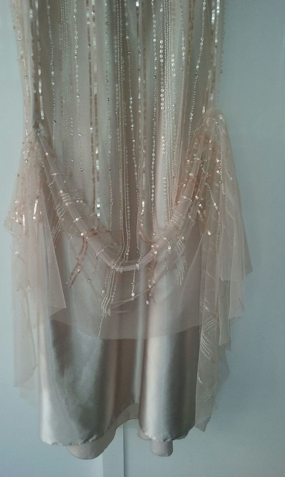 Bajos del vestido después de la limpieza en nuestra tintorería Bajos del vestido después de la limpieza en nuestra tintorería