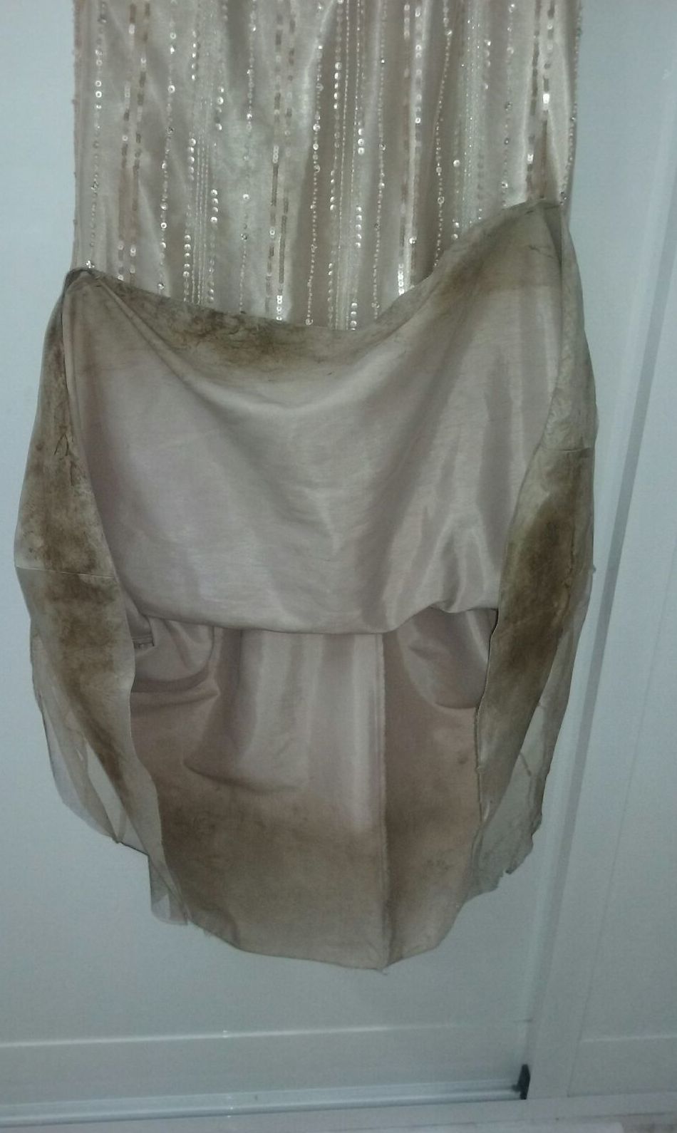 Bajos del vestido antes de la limpieza Bajos del vestido antes de la limpieza