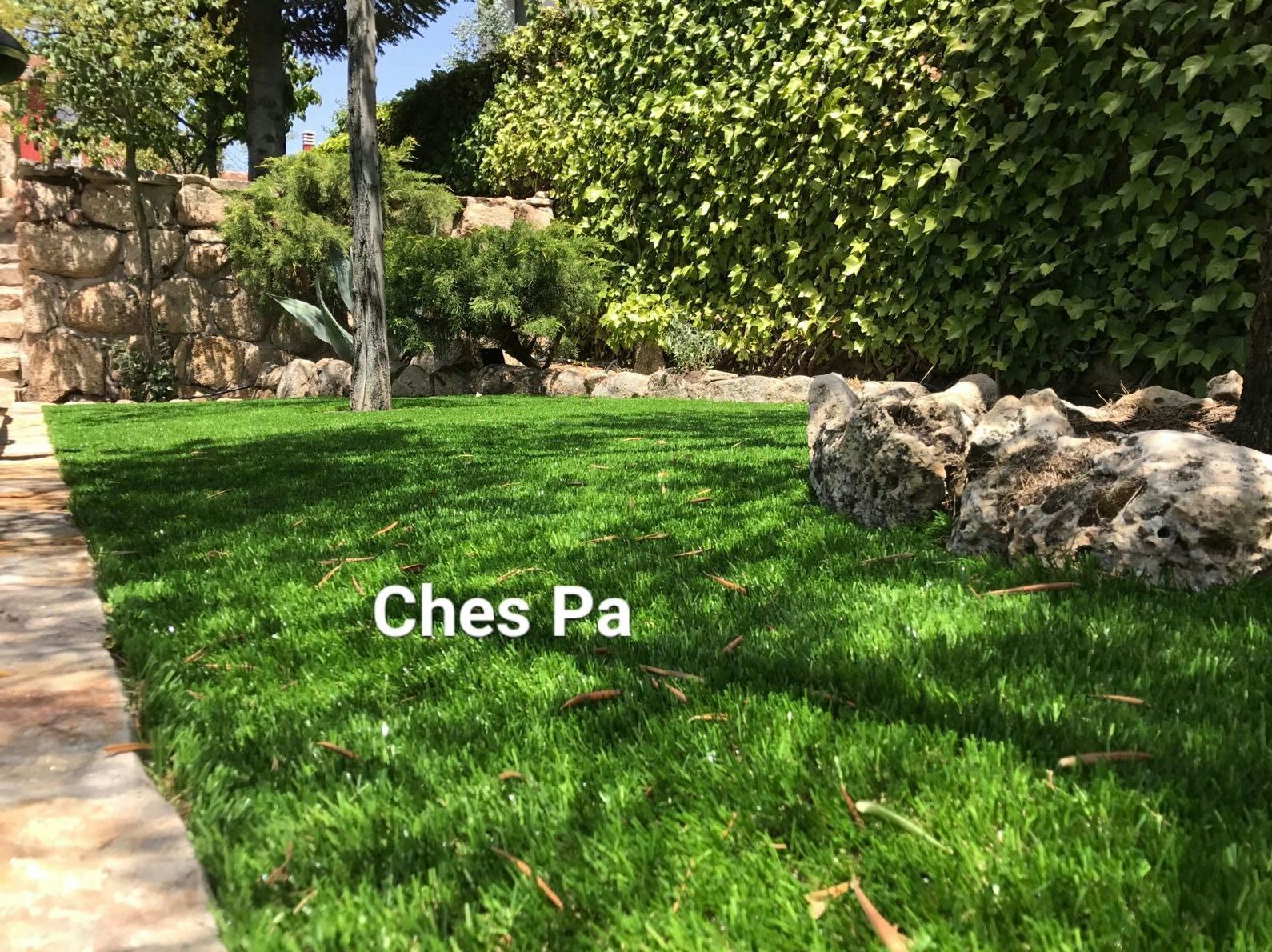 Proyecto paisajismo en jardín particular con césped artificial