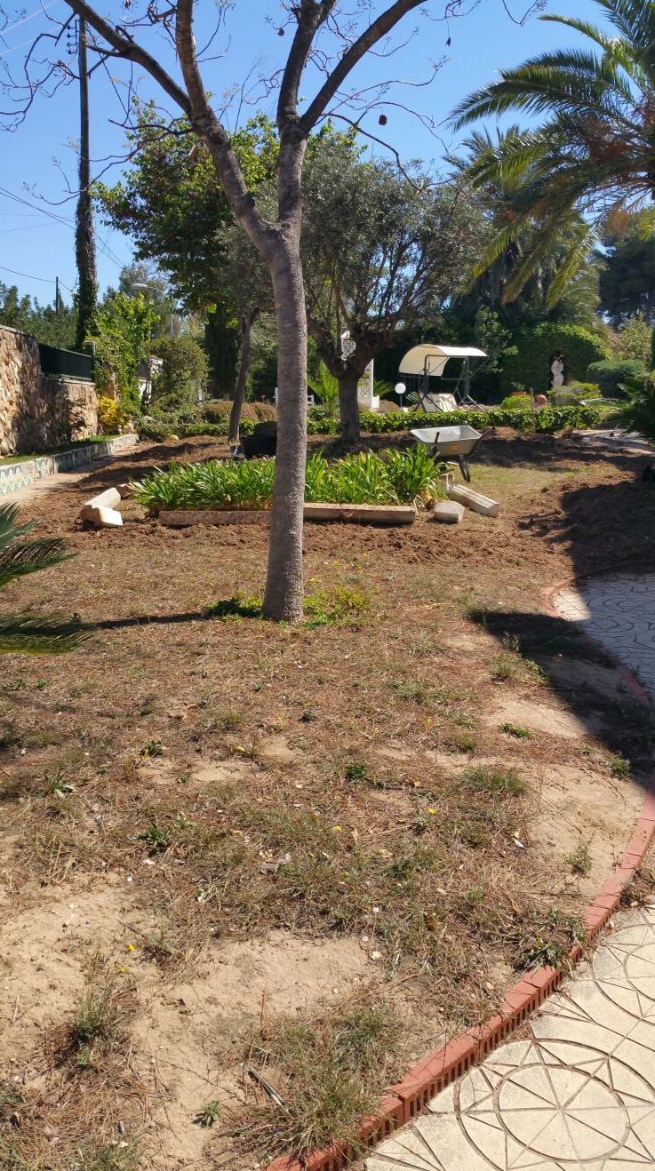 Proyecto paisajismo con césped artificial y eco-traviesas en jardín particular en Valencia