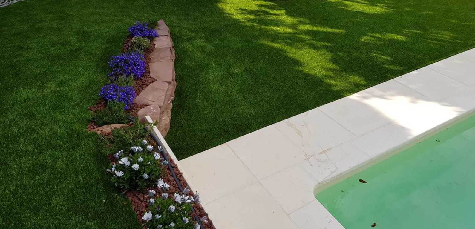 Proyecto integral paisajismo, diseño, piscina, césped artificial, plantas, luz, riego y además en jardín particular en Valencia