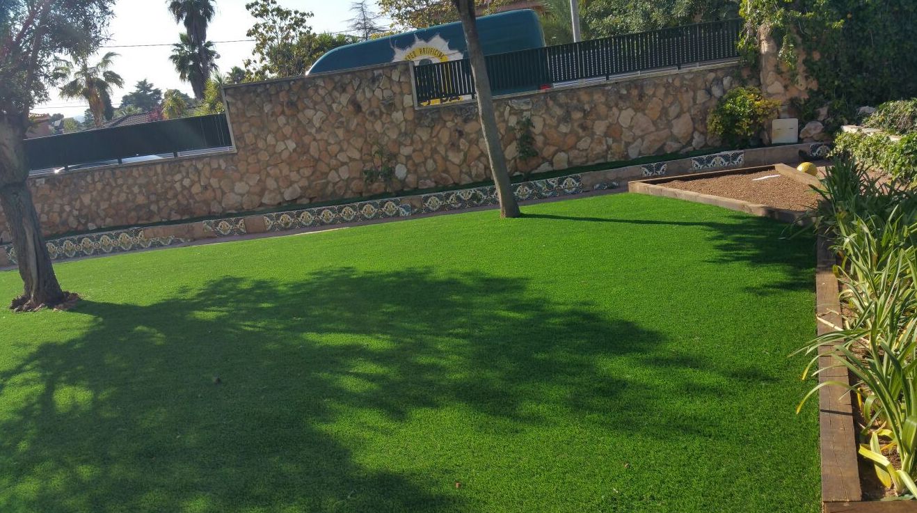 Proyecto paisajismo con césped artificial y eco-traviesas en jardín particular en Valencia