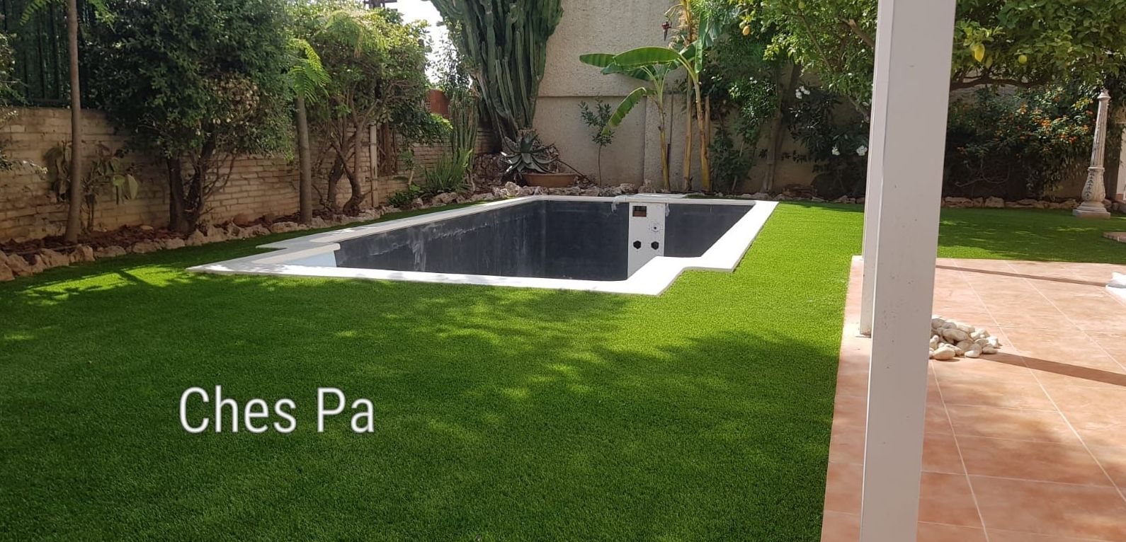 Proyecto integral en jardin particular, piscina, jardineras, césped artificial en Valencia