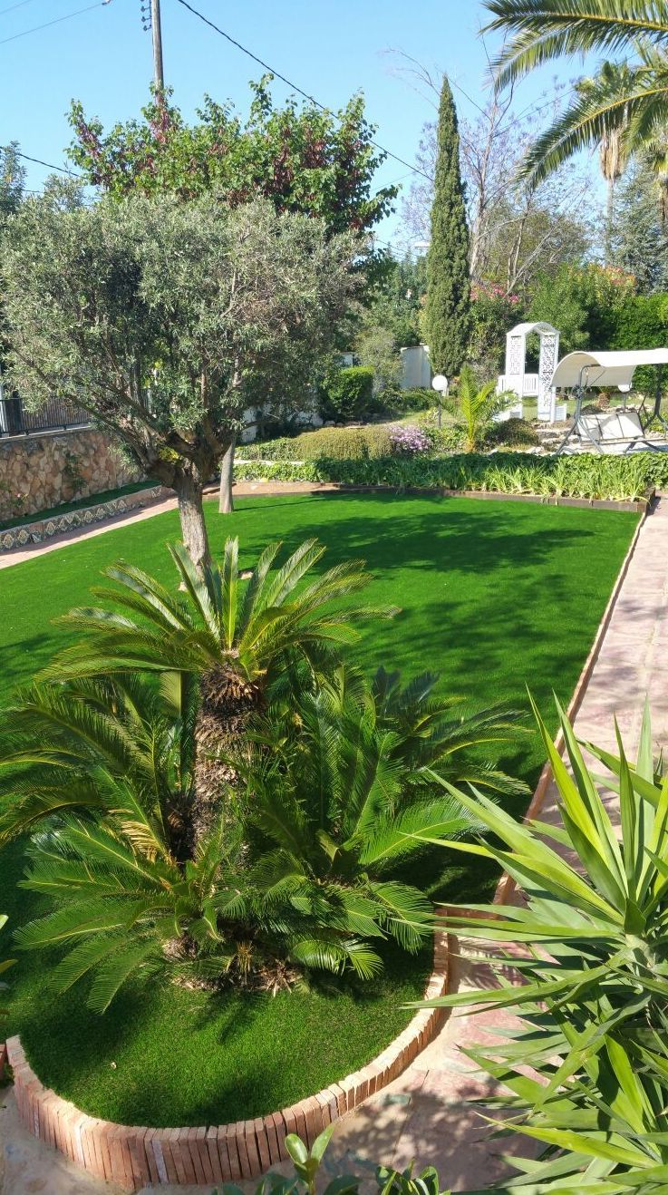 Proyecto paisajismo con césped artificial y eco-traviesas en jardín particular en Valencia