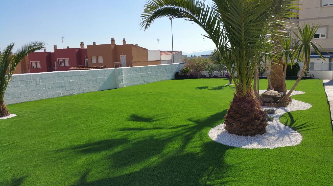 Proyecto Ches Pa paisajismo con césped artificial Valencia en jardín particular