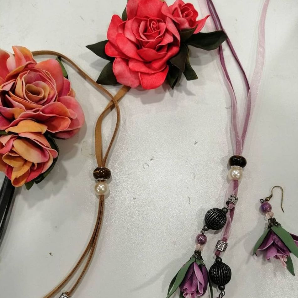 Taller de Foamirán, realización de bisutería con flores Taller de Foamirán, realización de bisutería con flores