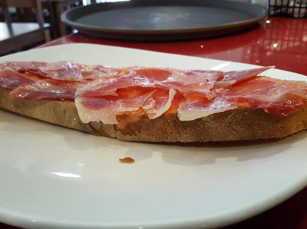 Tosta de jamón ibérico: Carta de Bar Restaurante Doña Elena Tosta de jamón ibérico: Carta de Bar Restaurante Doña Elena
