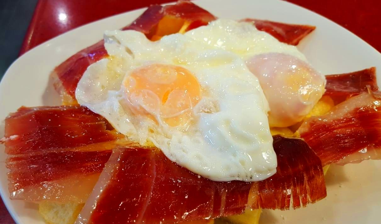 Huevs rotos con jamón ibérico: Carta de Bar Restaurante Doña Elena Huevs rotos con jamón ibérico: Carta de Bar Restaurante Doña Elena