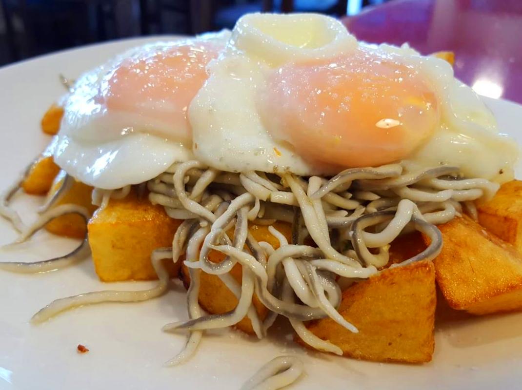 Huevos rotos con gulas al ajillo: Carta de Bar Restaurante Doña Elena Huevos rotos con gulas al ajillo: Carta de Bar Restaurante Doña Elena