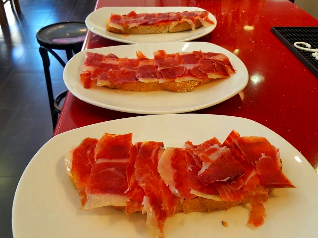 tostas en las tablas madrid restaurante Doña Elena tostas en las tablas madrid restaurante Doña Elena