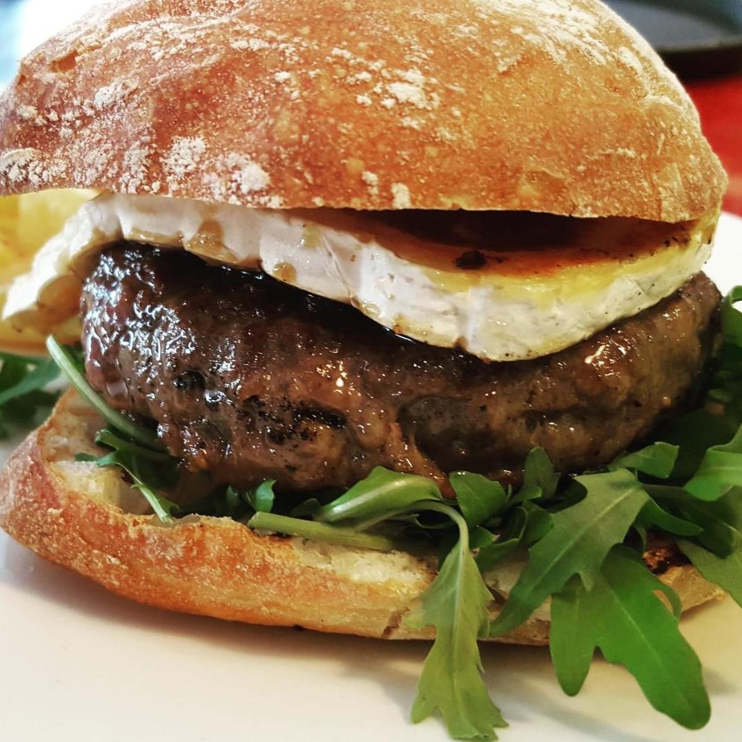 Hamburguesas en las tablas Hamburguesas en las tablas
