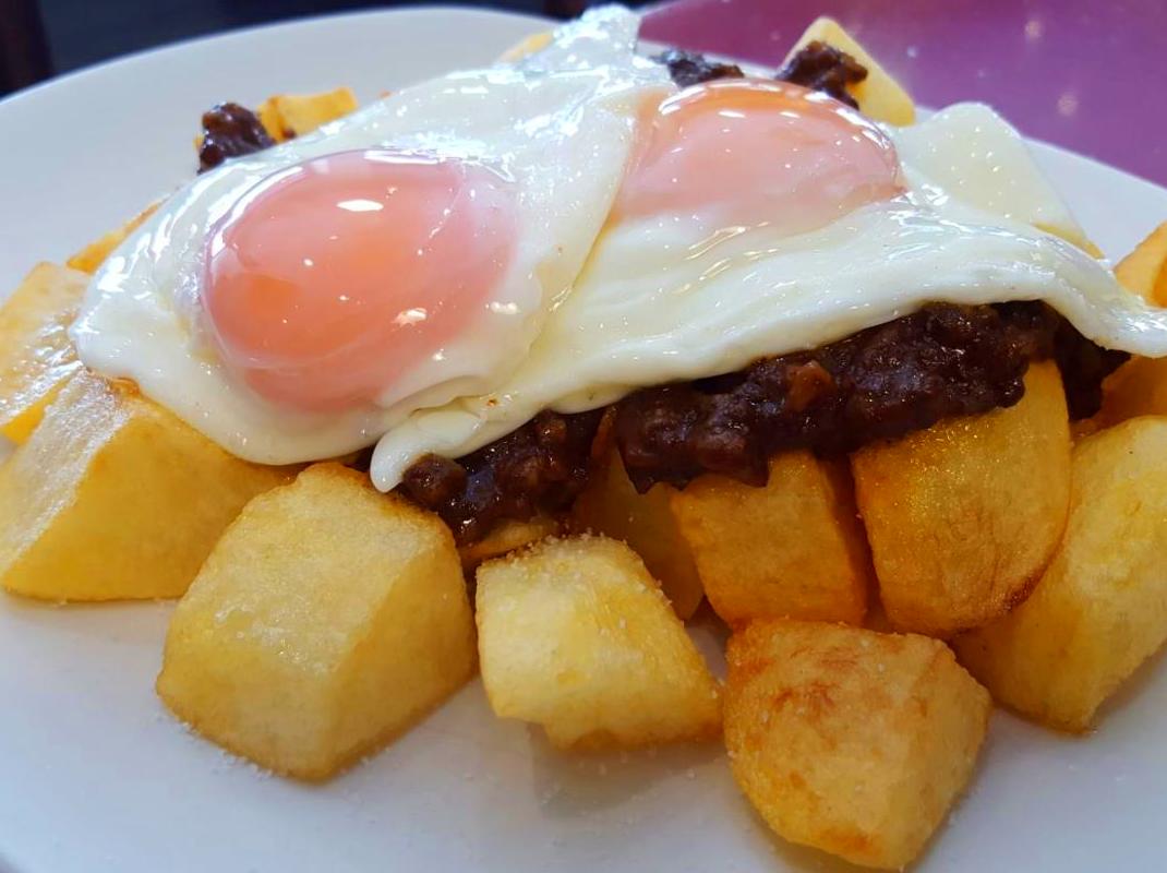 Huevos rotos con morcilla: Carta de Bar Restaurante Doña Elena Huevos rotos con morcilla: Carta de Bar Restaurante Doña Elena