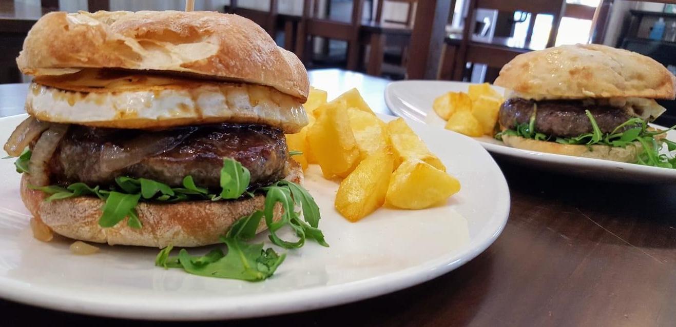 Hamburguesas en las tablas Hamburguesas en las tablas