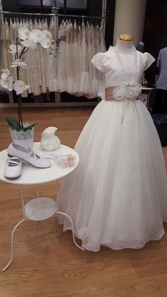 Comunión niña: Ceremonia y comunión de Eros Boutique Nupcial Comunión niña: Ceremonia y comunión de Eros Boutique Nupcial