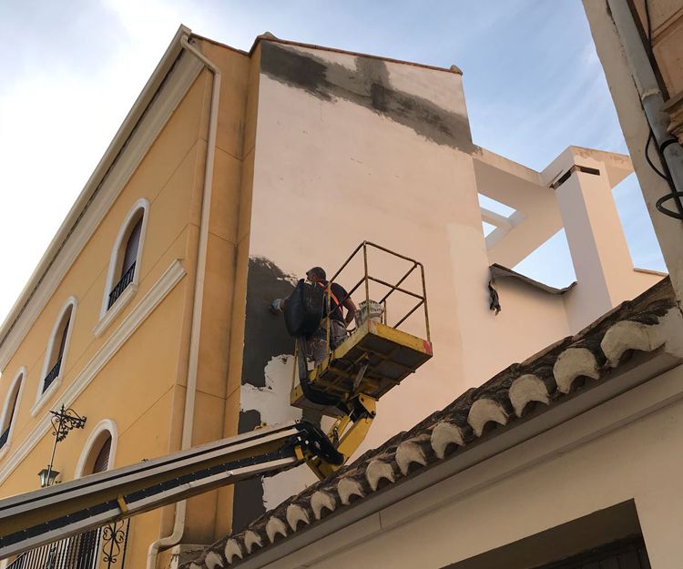 Restauración y pintura de fachadas con camión grúa con elevador