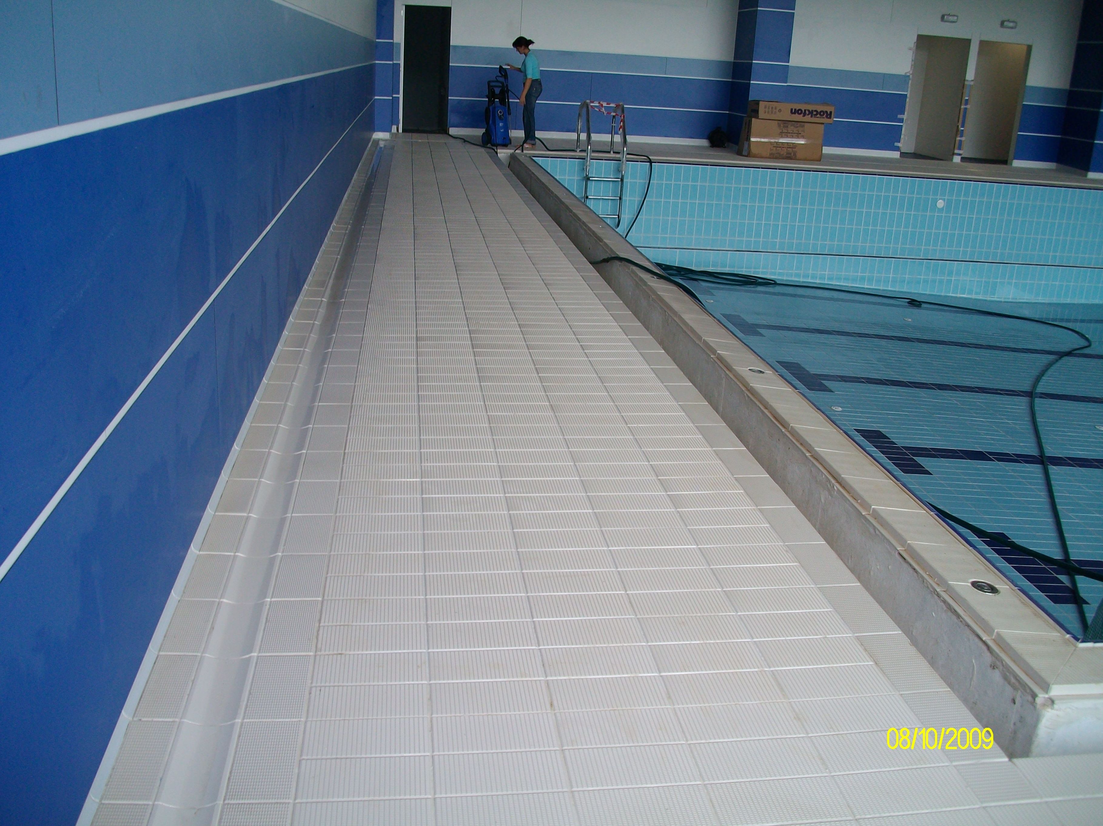 Limpieza de piscinas cubiertas de Sodupe para la empresa Exbasa
