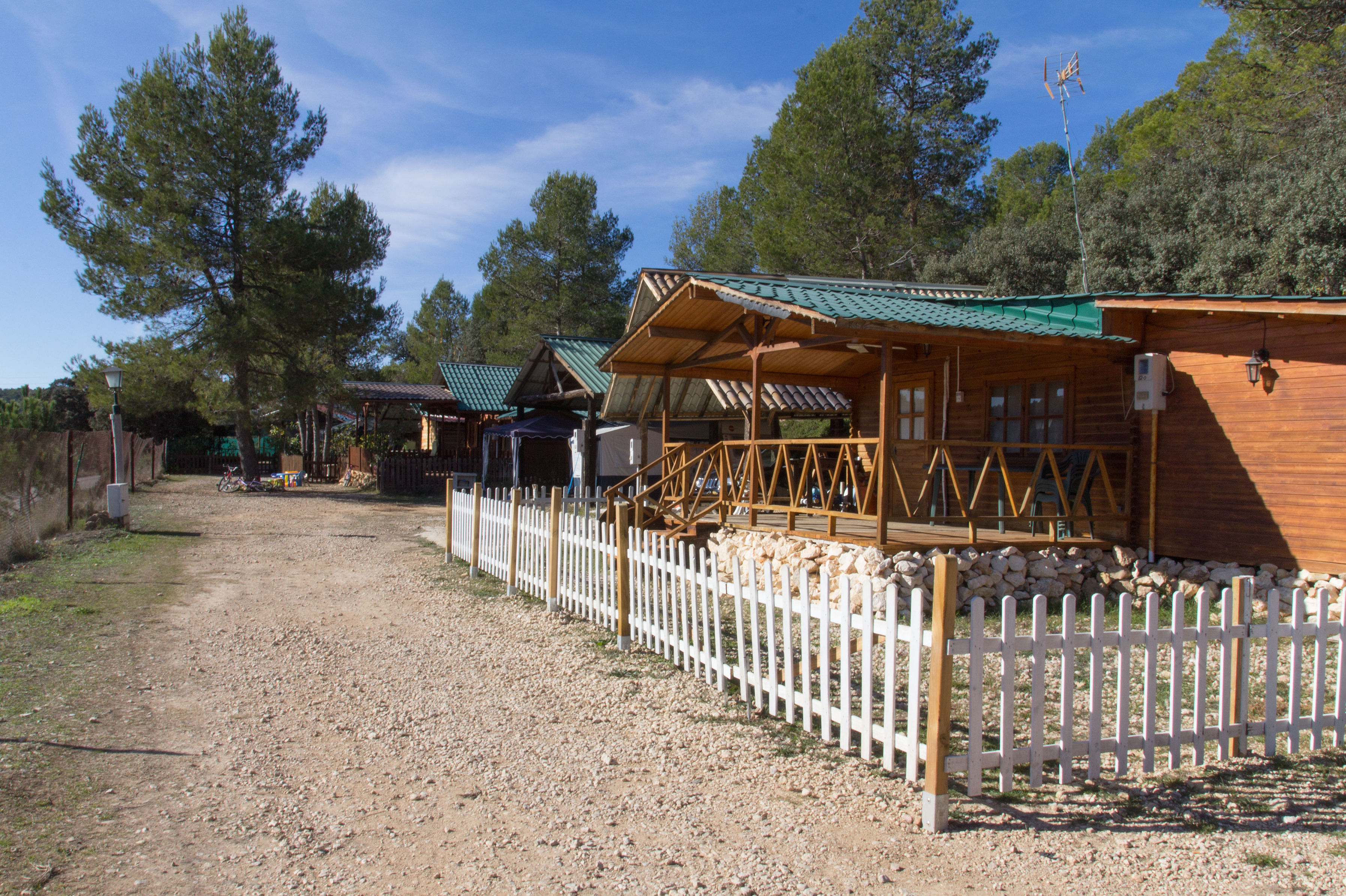 Camping con cabañas en plena naturaleza en Navalón, Enguera, Valencia