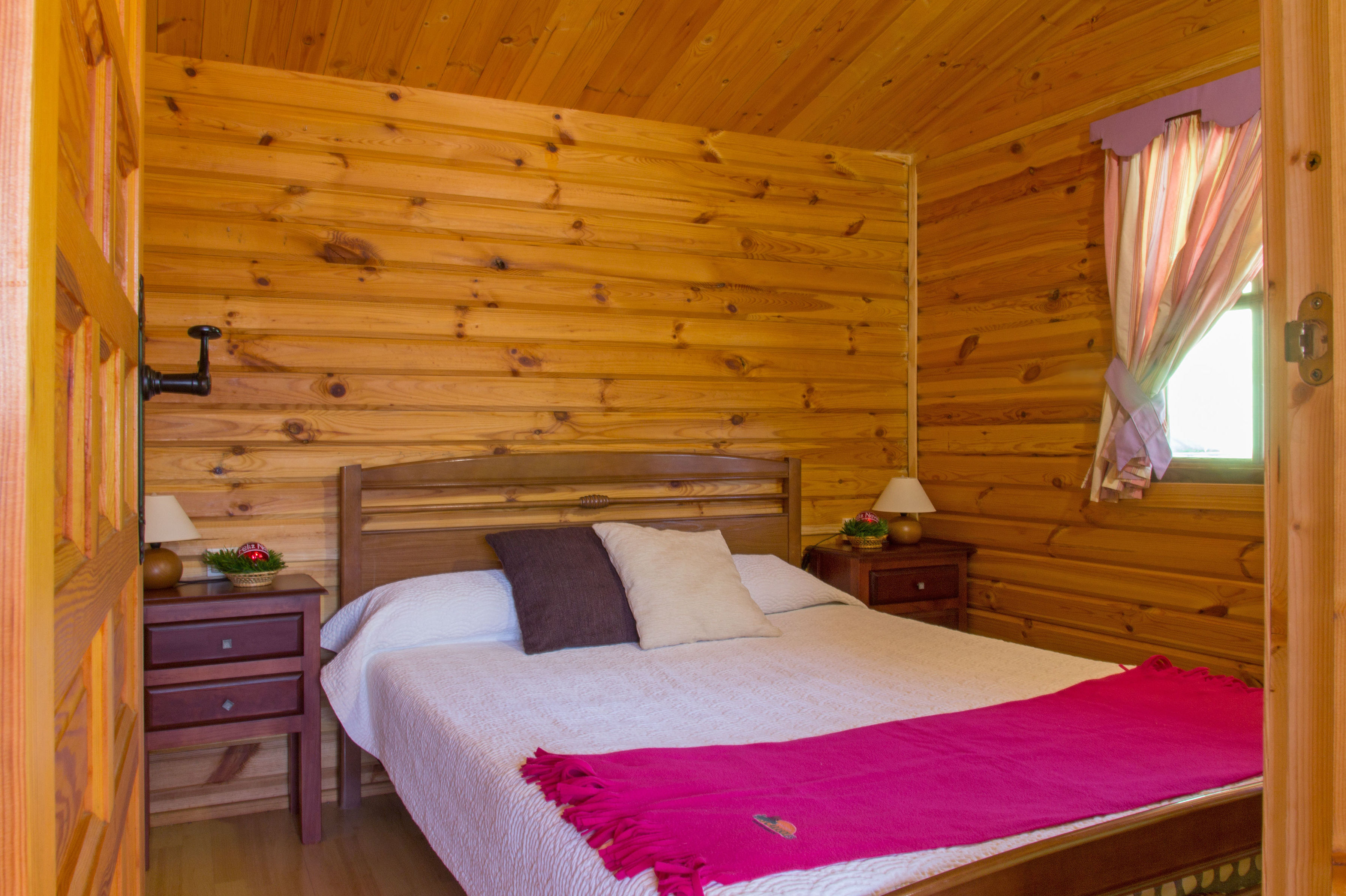Habitación de las cabañas del camping Los Carasoles en Navalón, Enguera, Valencia