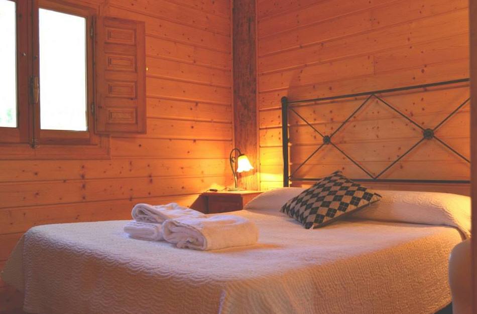 Dormitorio de las cabañas del Camping Los Carasoles, Navalón, Enguera, Valencia