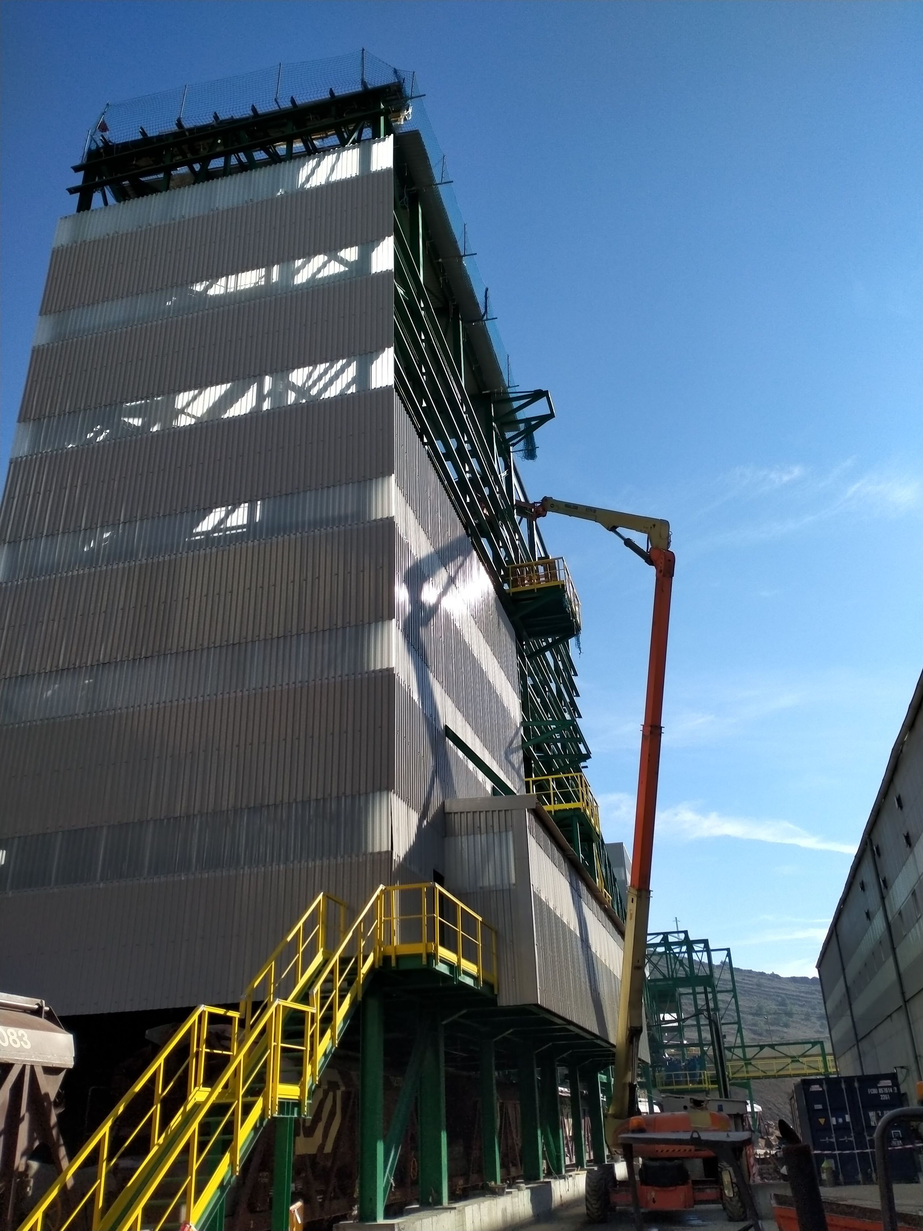 Montaje fachada edificio carga trenes 30 x 45 x 11M3 Montaje fachada edificio carga trenes 30 x 45 x 11M3