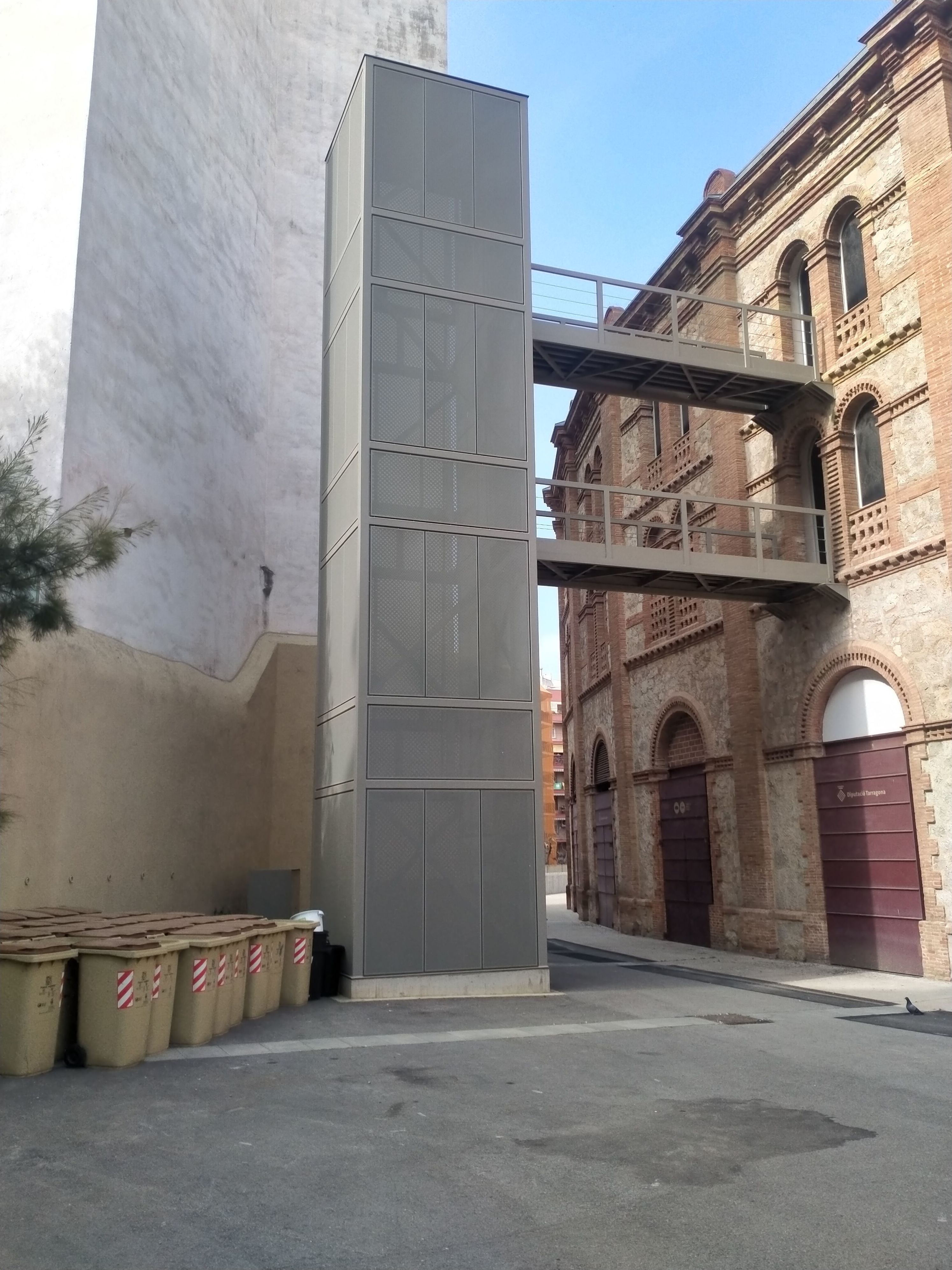 Estructura metalica para Montacargas con pasarela Plaza toros Tarragona.: Trabajos realizados de Global Metall, S.C.P. Estructura metalica para Montacargas con pasarela Plaza toros Tarragona.: Trabajos realizados de Global Metall, S.C.P.