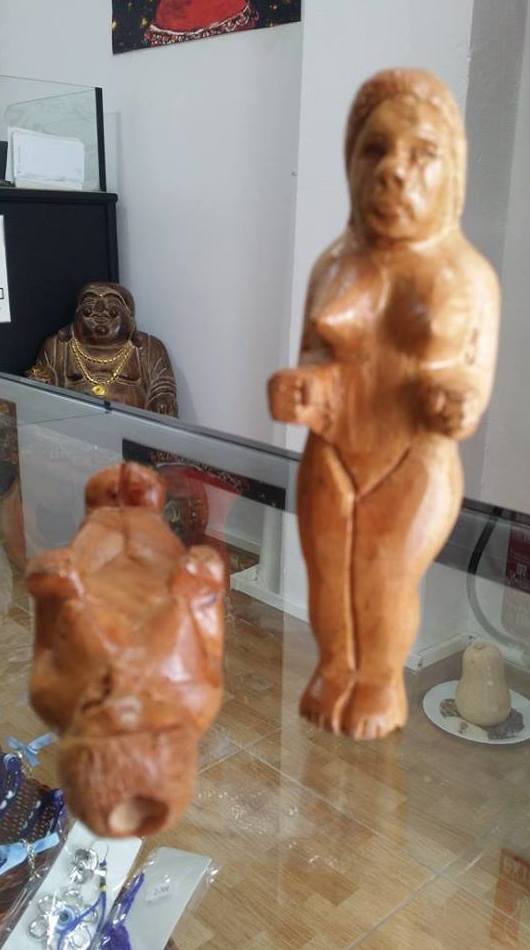 Mujer tallada de madera 