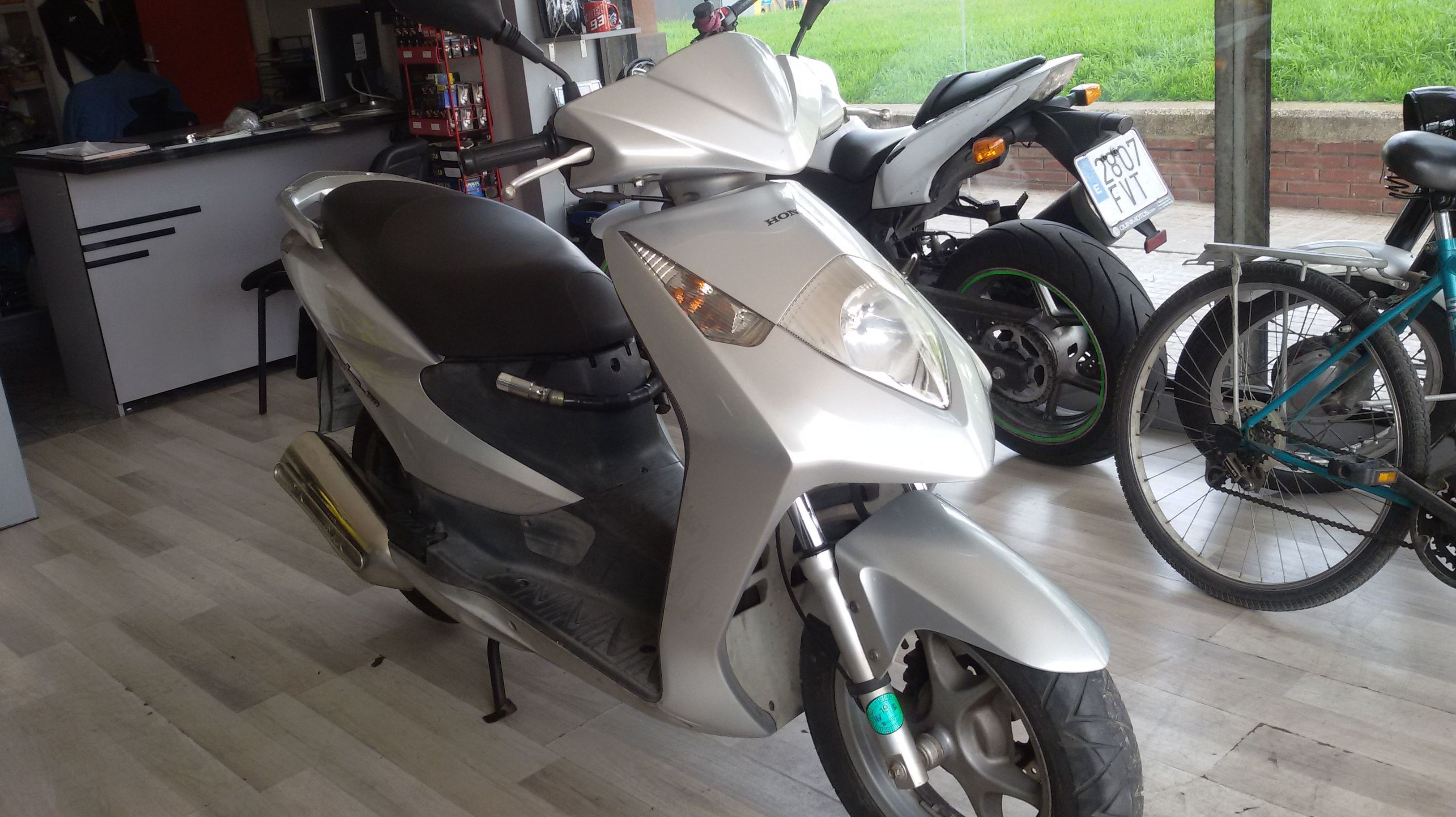 Honda Dylan 125cc: Catálogo de QUINIMOTOS Honda Dylan 125cc: Catálogo de QUINIMOTOS