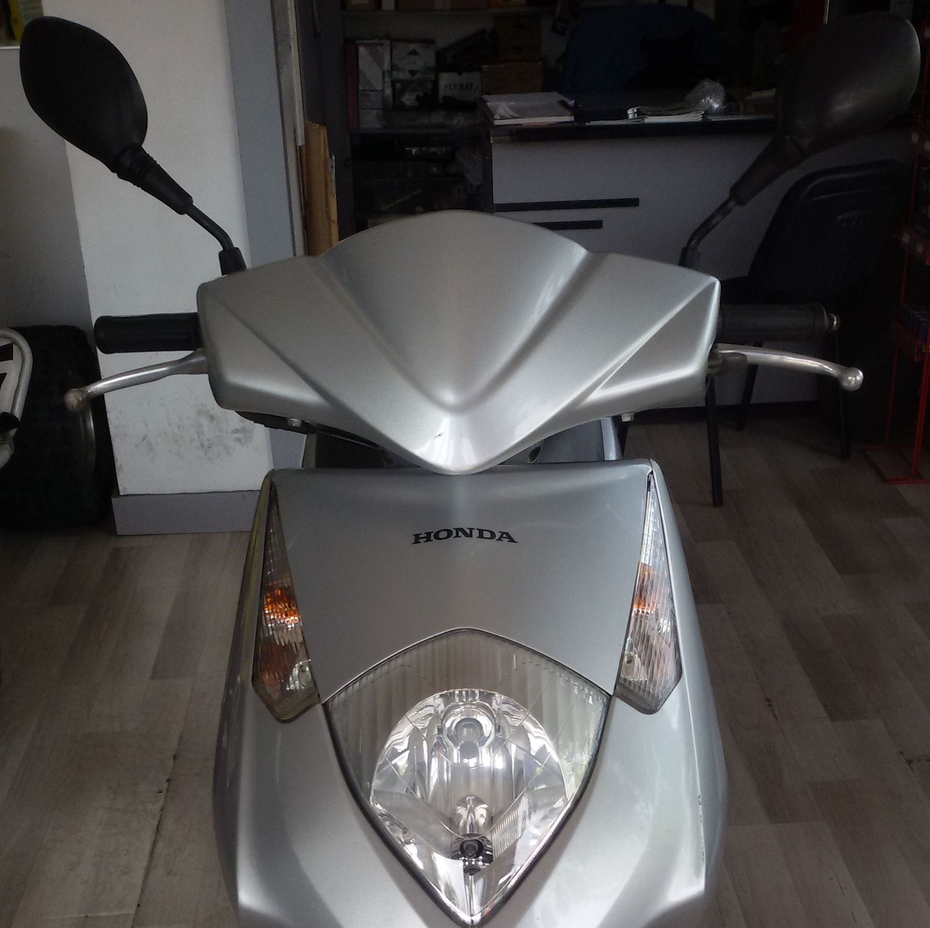 Honda Dylan 125cc: Catálogo de QUINIMOTOS Honda Dylan 125cc: Catálogo de QUINIMOTOS