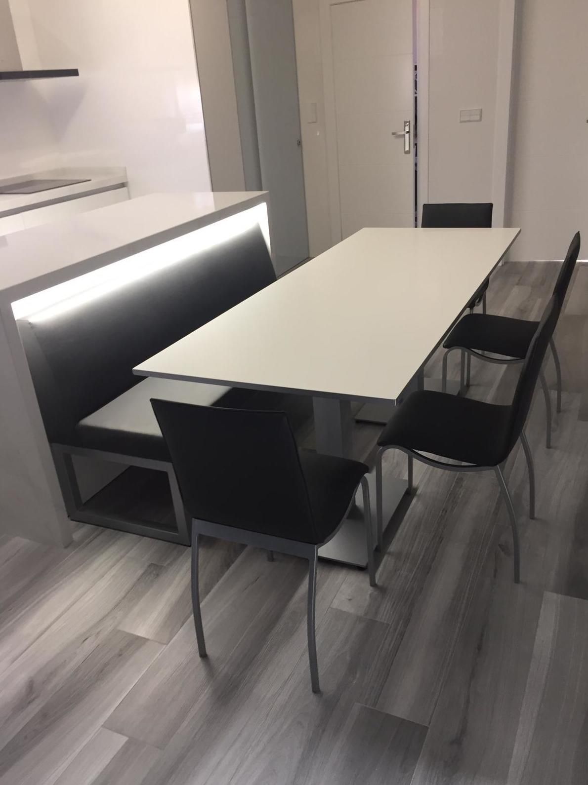 Instalación para cocina con mesa, sillas y banco: Productos y servicios de Comume Instalación para cocina con mesa, sillas y banco: Productos y servicios de Comume