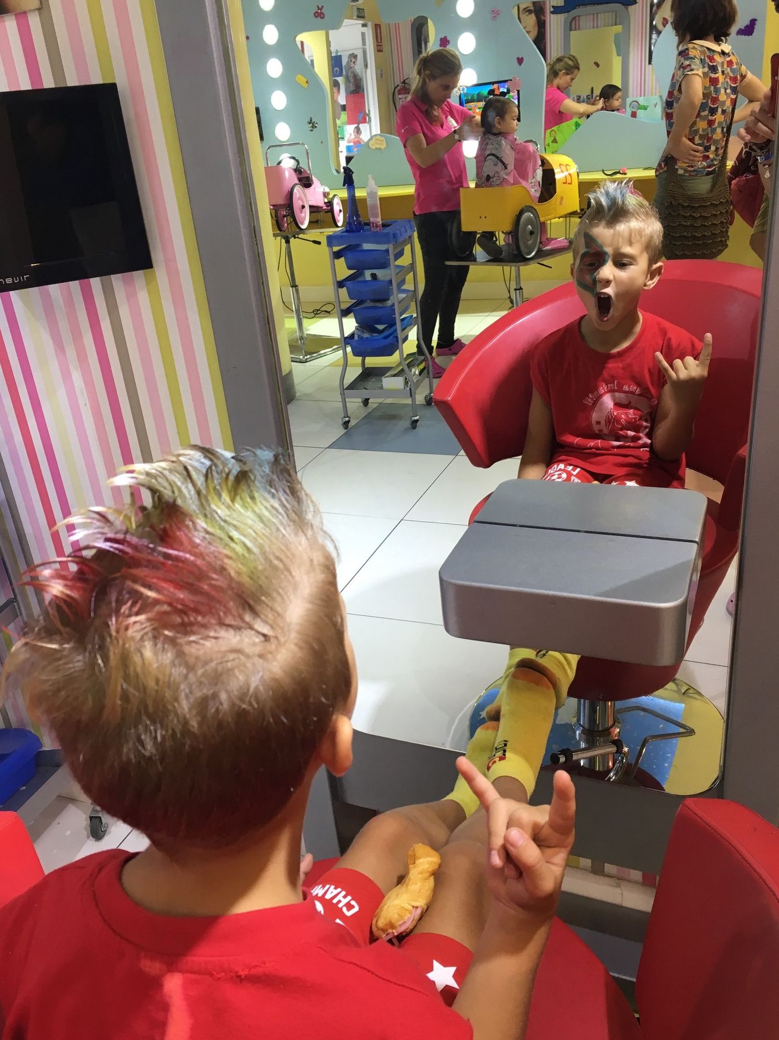 PELUQUERIA INFANTIL Y CELEBRACION DE FIESTAS DE CUMPLEAÑOS: NUESTROS SERVICIOS de AL TROTE ZONA INFANTIL PELUQUERIA INFANTIL Y CELEBRACION DE FIESTAS DE CUMPLEAÑOS: NUESTROS SERVICIOS de AL TROTE ZONA INFANTIL
