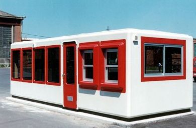 Recepción en fábrica con aseo, sala de espera, habitáculo de vigilancia y colores corporativos