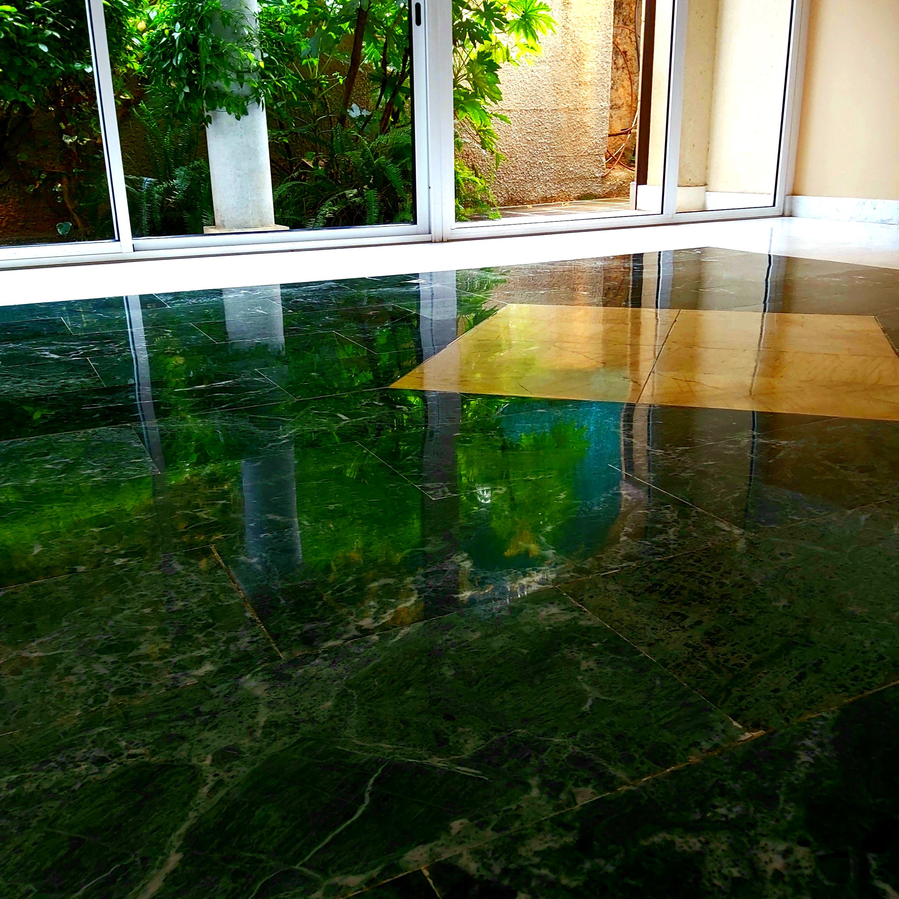 Decapado abrillantado de suelo de marmol verde. Entrada de una comunidad en Palma de Mallorca.